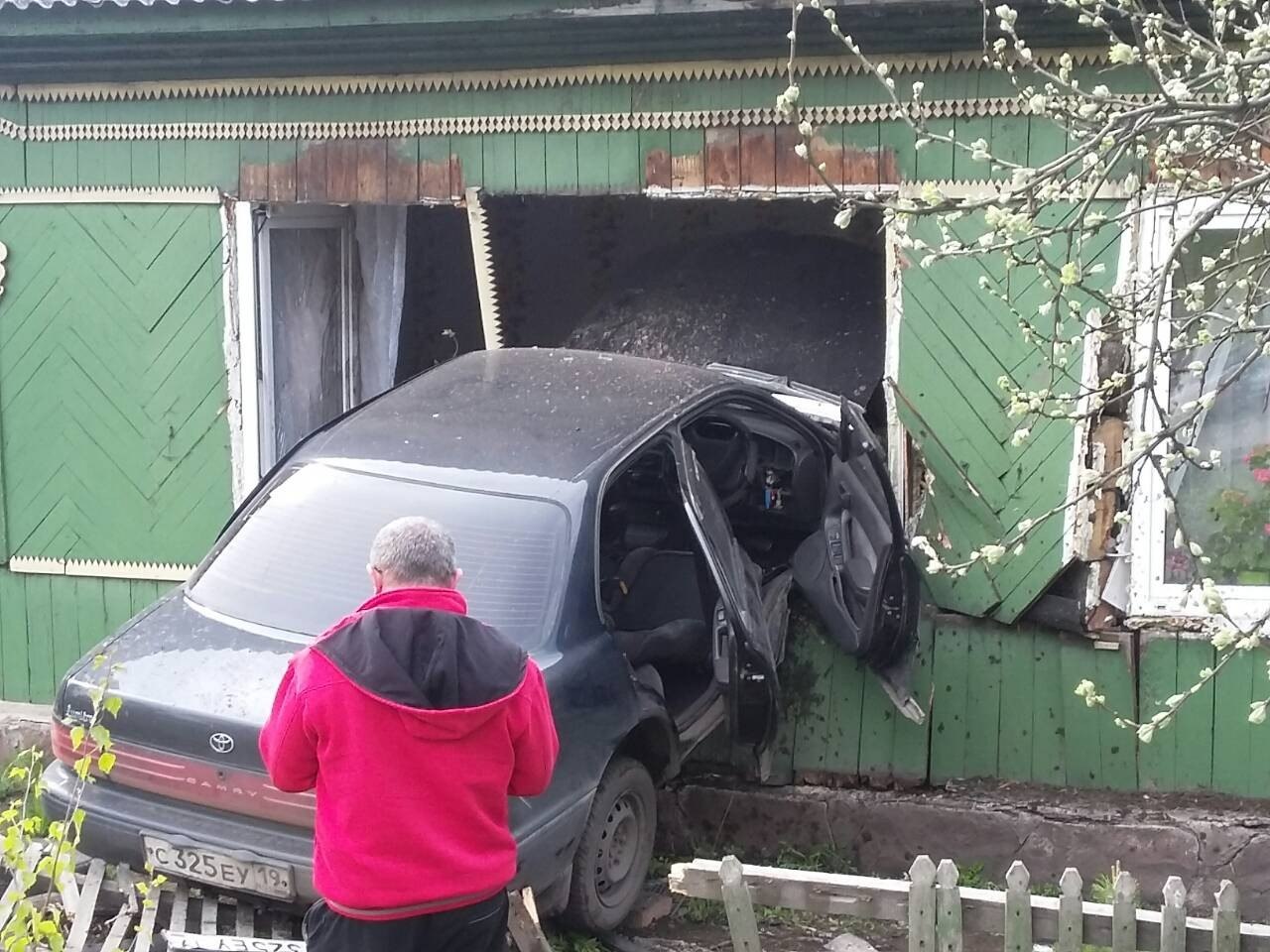 Машина въехала в дом в Черногорске | Медиагруппа 