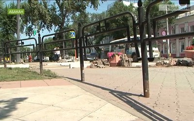 Дорожники Абакана перегородили аллею на проспекте Ленина