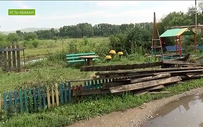 Жители Усть-Абакана вместо забора получили песочницу