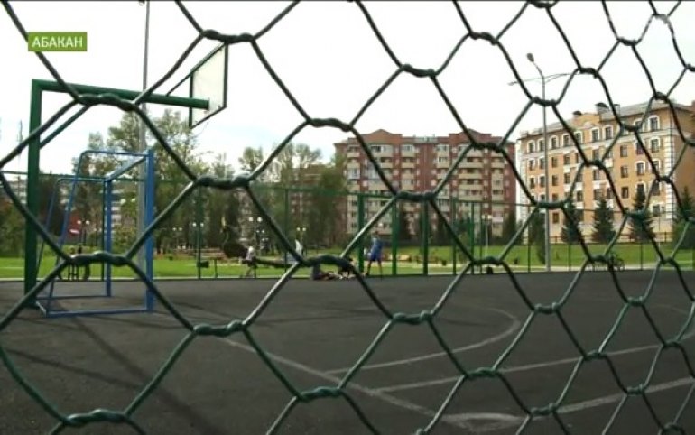 спорткомплекс саяны абакан. футбольное поле абакан. футбольное поле с беговой дорожкой. поле абакан. поле абакан.