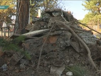 Сломанные памятники на абаканском кладбище