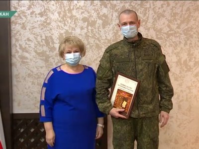 За работу в красной зоне военным медикам вручили шоколадки