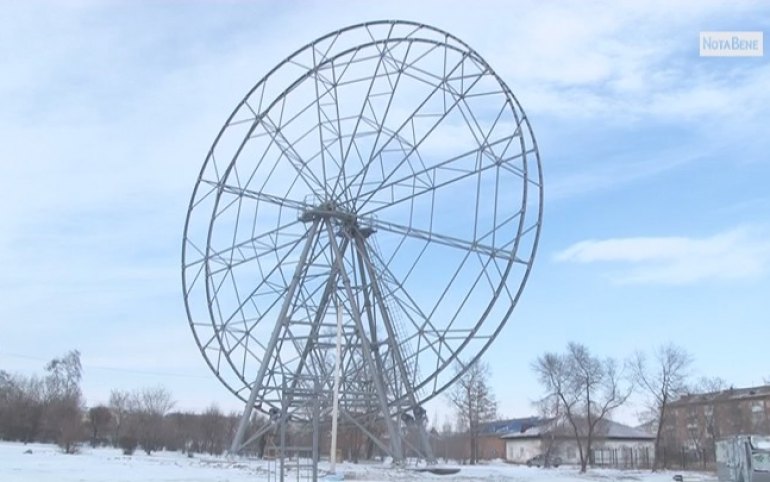 Колесо обозрения черногорск. Черногорск колесо обозрения. Колесо обозрения Черногорске в 2005. Колесо обозрения Черногорск крутящаяся кабинка. Cm колесо обозрения в Черногорске.