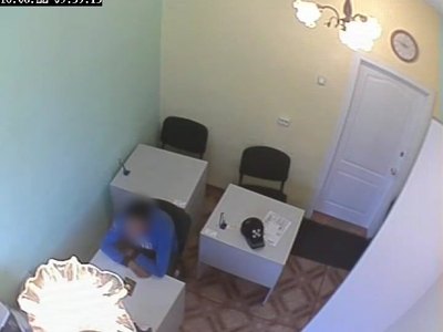 В Абакане экзаменатора мигрантов поймали с поличным 