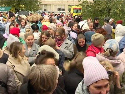 Как мэрия объяснила толпу воспитателей за ковидным тестом