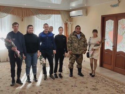 Невесты из Хакасии приехали в Омск. Там прошли свадьбы «по-армейски» 