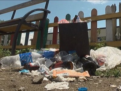 В Чапаево любители выпить оккупировали детскую площадку