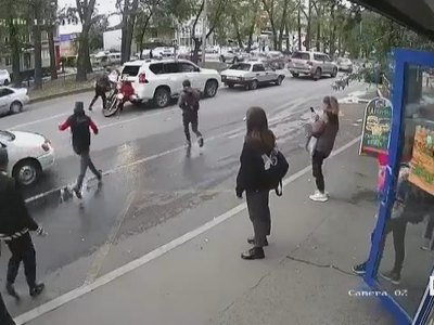 В Абакане водитель внедорожника ударил 17-летнего подростка