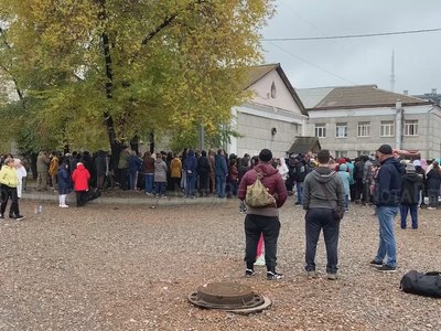 В Абакане на сборном пункте родные провожают своих мужчин