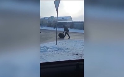 В Абакане незатейливо избавляются от покрышек 