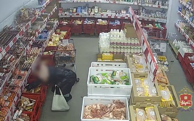 В Саяногорске женщина набила сумку колбасой и сыром и ушла, не заплатив