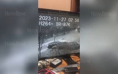 В злополучный двор в Черногорске снова прилетела машина. Досталось парковке 
