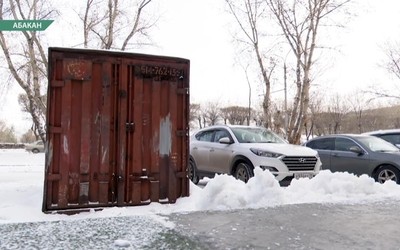 На парковке у магазинов в Абакане появился контейнер