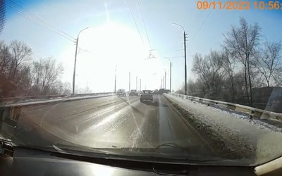 Машина влетела в ограждение на виадуке в Абакане
