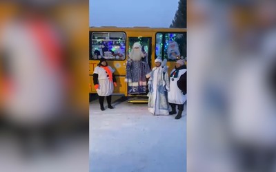 Автобус Деда Мороза поехал по Алтайскому району