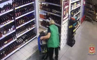 В Черногорске уборщица магазина спрятала похищенный коньяк в пылесосе 