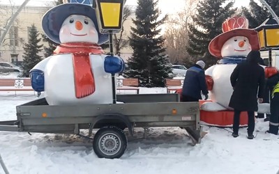 Светящиеся снеговики украсили Театральную площадь в Абакане