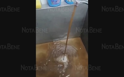 Коричневая жижа: жители Белого Яра 4-й месяц живут с ржавой водой 