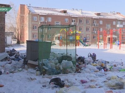 В Черногорске образовалась свалка прямо у детской площадки