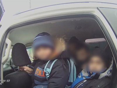 Дедушка вез на заднем сиденье сразу пятерых внуков в Усть-Абакане