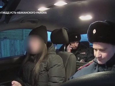 Женщина без прав возила дочь непристегнутой