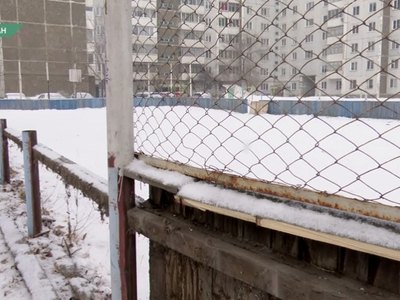 Обветшалую хоккейную коробку на проезде Северном снесут