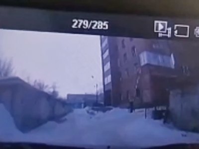 10-летняя девочка впечаталась в машину, скатившись с горки 
