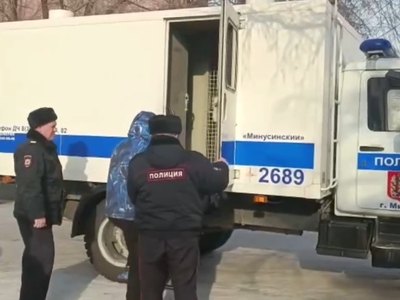 Минусинец грозился выбросить с 5 этажа годовалую дочь