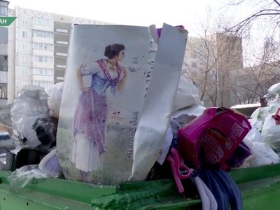 Площадка на Торговой в Абакане заросла мусором 