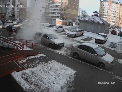 В сходе снега с крыши по Маршала Жукова виновата управляющая компания