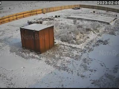 Неизвестный мужчина с ружьем бродит по участкам в Зеленом 
