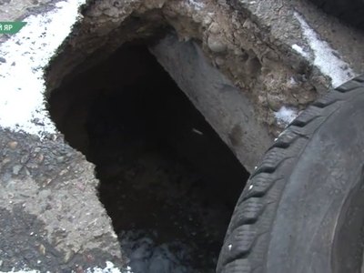 Огромная яма образовалась в Белом Яре