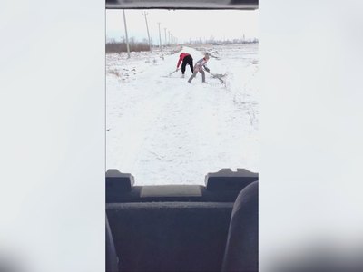 Многодетная мать в Зеленом не расстается с лопатой 