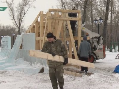 В Абакане убирают новогоднюю иллюминацию и разбирают горки