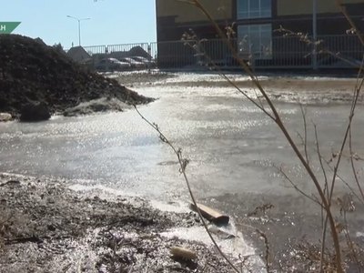 Территория рядом с новой школой в Абакане без благоустройства