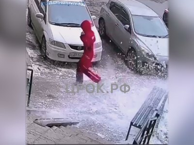 С крыши дома по Некрасова обрушился снег. Девушка успела отбежать 