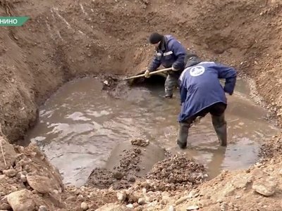 Канализационную трубу прорвало в Калинино