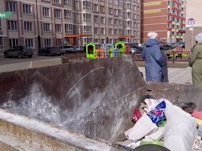 Мусорный бункер у входа на детскую площадку смутил людей