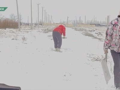 Многодетная мать 10 часов чистила дорогу от снега, чтобы отвезти детей в школу
