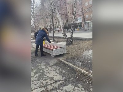 Хмельные мужчины ходят по проспекту Ленина и ломают скамейки
