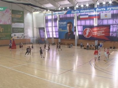 Соревнования по баскетболу среди юношей и девушек проходят в Абакане