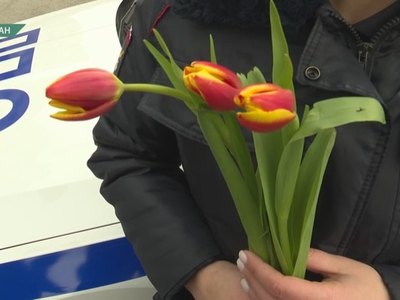 Автоинспекторы поздравили женщин с с 8 марта