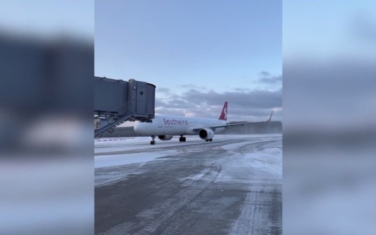 Рейсы красноярск турция. Самолет приземляется. Самолет с пассажиром. South Wind самолеты. Красноярск Анталья перелет.