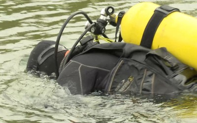 Водолазы проверяют дно в зоне отдыха 