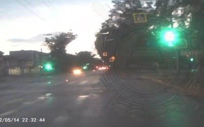 В Абакане пьяные девушки шли на красный. Одна попала под колеса 