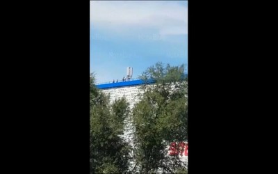 Было страшно за них: в Абакане по крыше Эльдорадо бегают дети