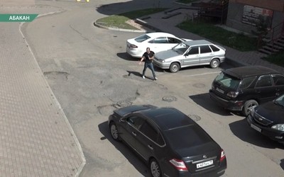 Ямы на дороге рядом с жилым комплексом разрастаются