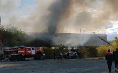 В Саяногорске горело производственное здание. Огонь охватил 220 квадратов 