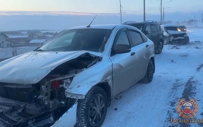 12 машин столкнулись на трассе в аэропорт Красноярск