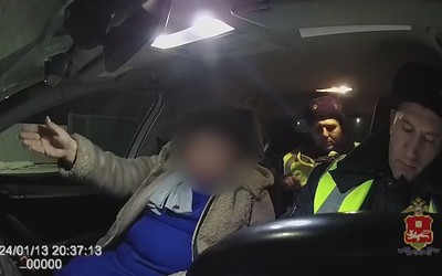 Обвинила во всем мужа: в Хакасии пьяная женщина попалась автополиции 